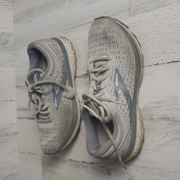 Brooks Ghost 13 gray and white running shoes. Size 10W - Picture 8 of 12